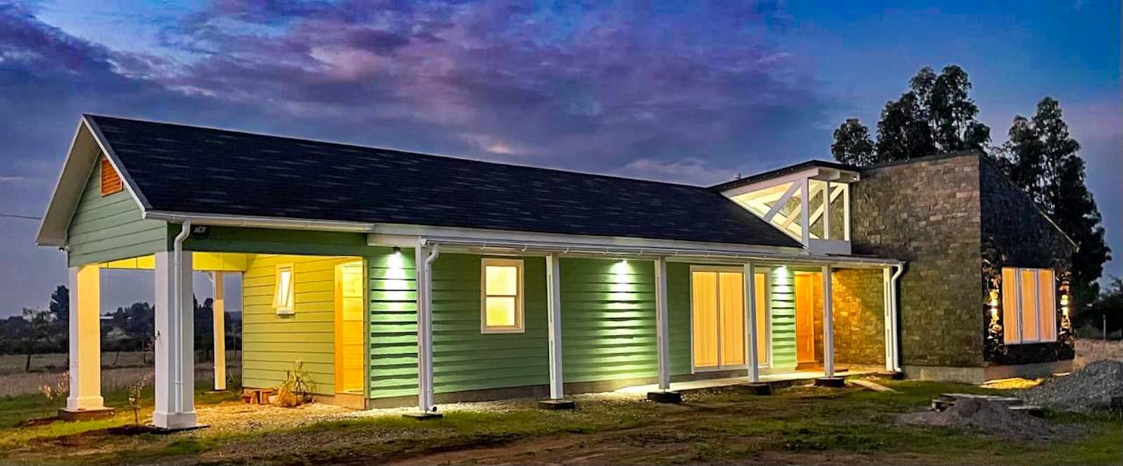 Vista nocturna del inmueble